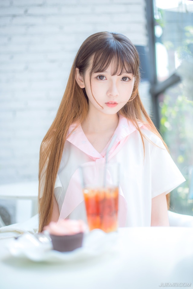 庞统点点头，邓贤、泠苞在军中威望终究不及张任，虽然如今占据了成都，成都以北皆降，但成都以南，巴郡各地将领官员却并未表态。